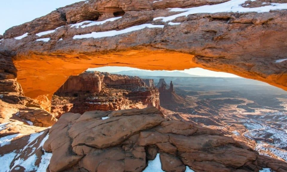 mesa-arch-in-the-winter-with-snow-960x576
