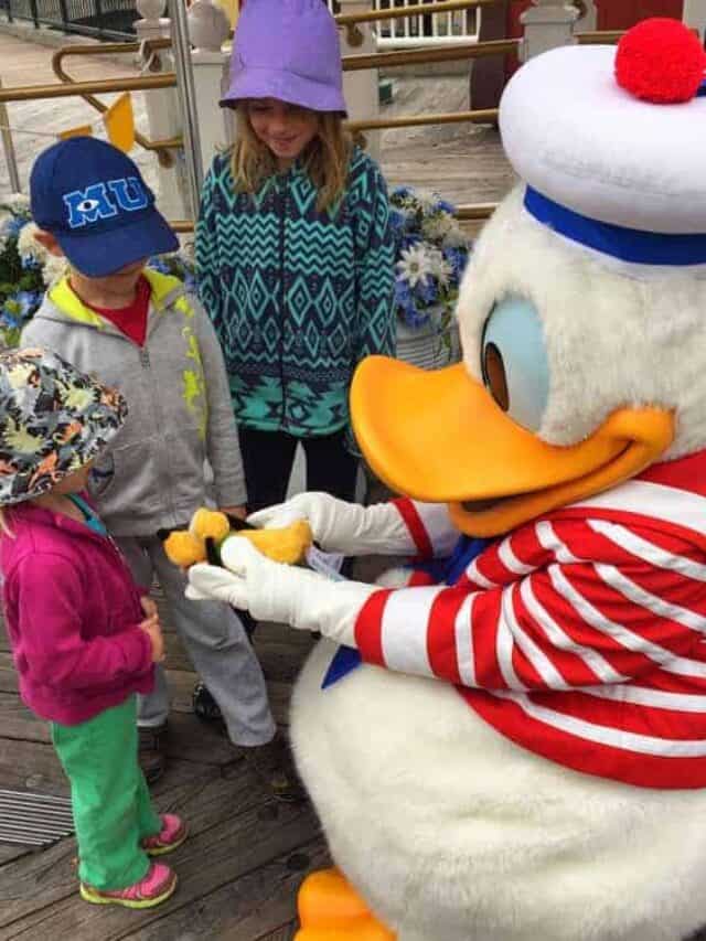 cropped-Donald-Duck-three-kids-Disneyland.jpg