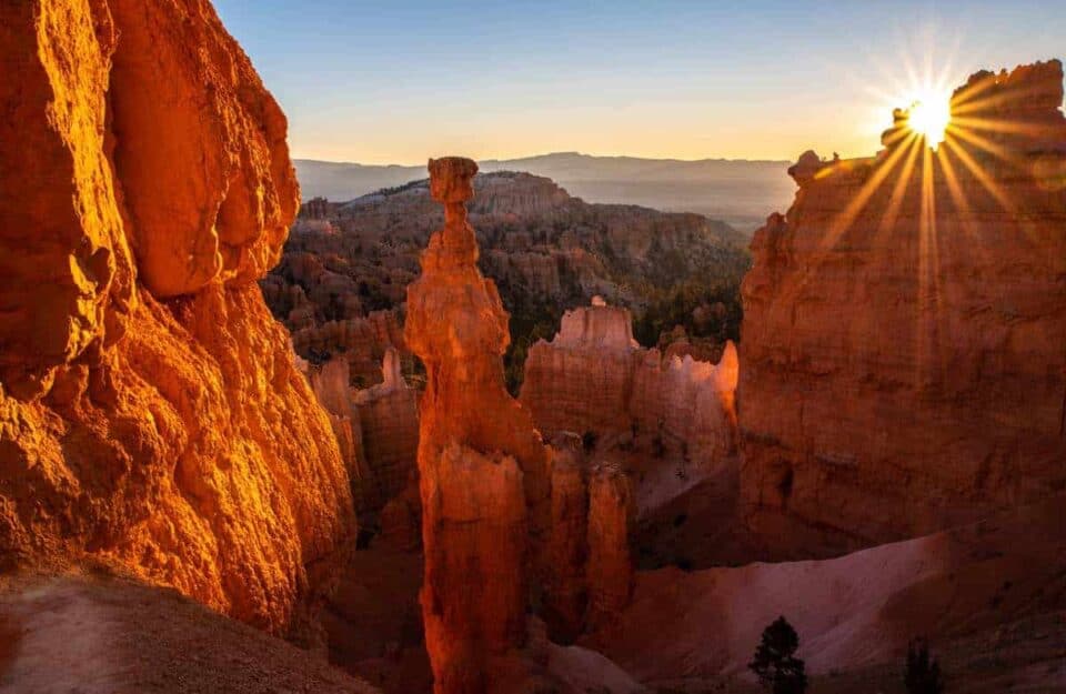 Bryce-canyon-thors-hammer-sunrise-photo-jeepers
