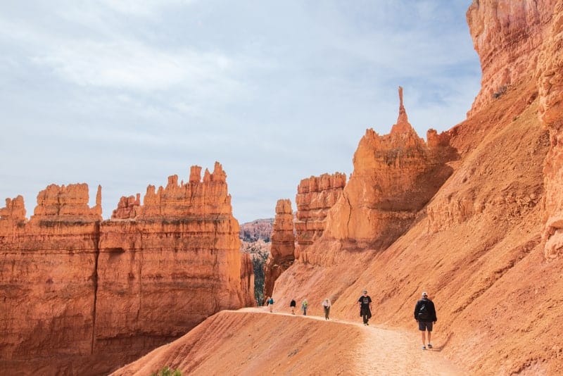 Navajo-Loop-Trail-hikers-Photo-Jeepers