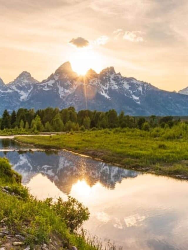 cropped-sun-setting-over-the-Tetons-at-Schwabacher-Landing-by-Photo-Jeepers.jpg