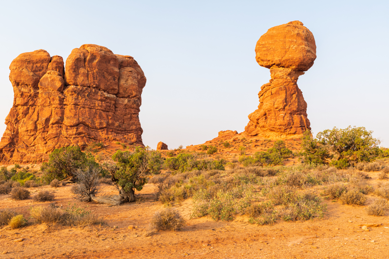 Balanced Rock at Arches National Park near sunrise Photo Jeepers 800