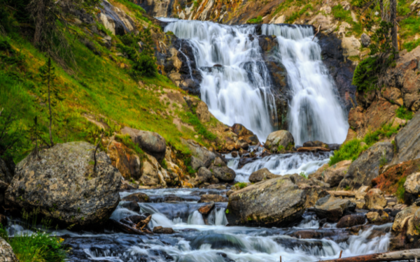 10 Easy Hikes in Yellowstone National Park (With Map) - PhotoJeepers