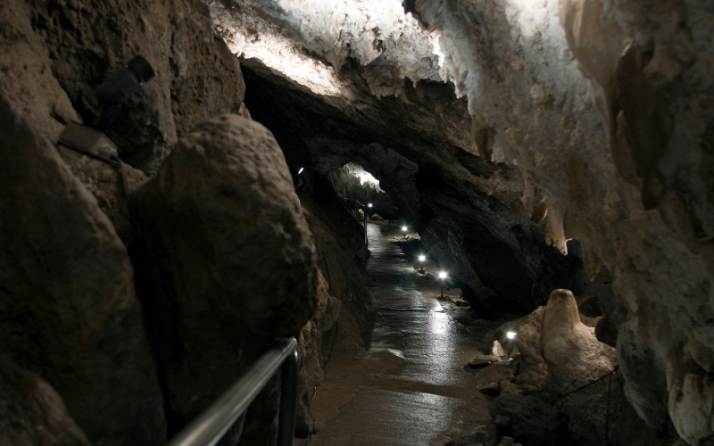 pathway inside Timpanogos Cave