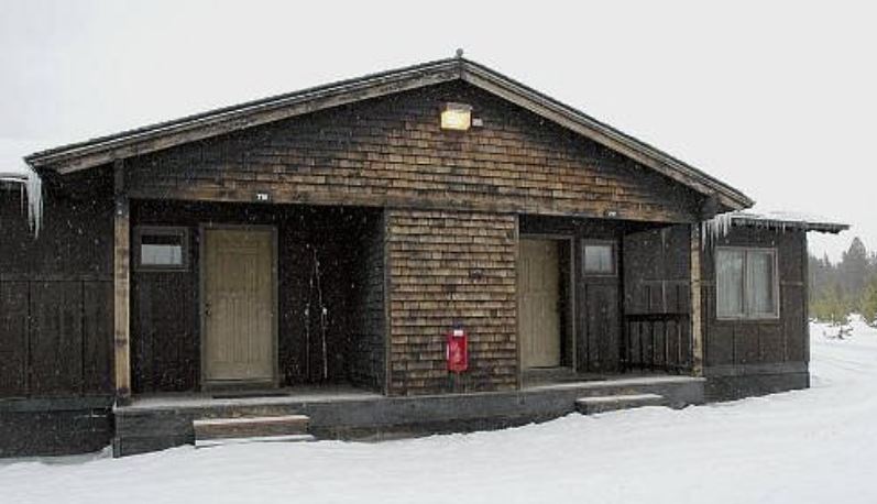 Old Faithful Snow Lodge Cabin