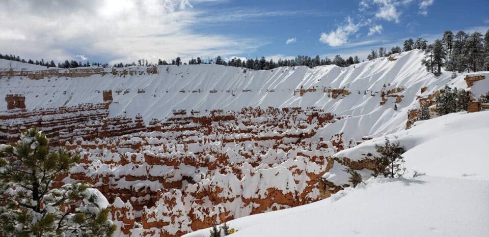 Bryce-Canyon-amphitheather-with-snow-in-the-winter-Photo-Jeepers