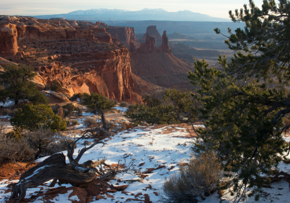 Mesa Arch trail with snow
